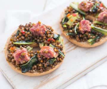 Friselle mit Cotechino und Linsen