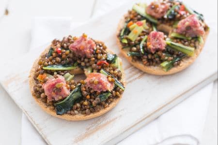 Friselle mit Cotechino und Linsen