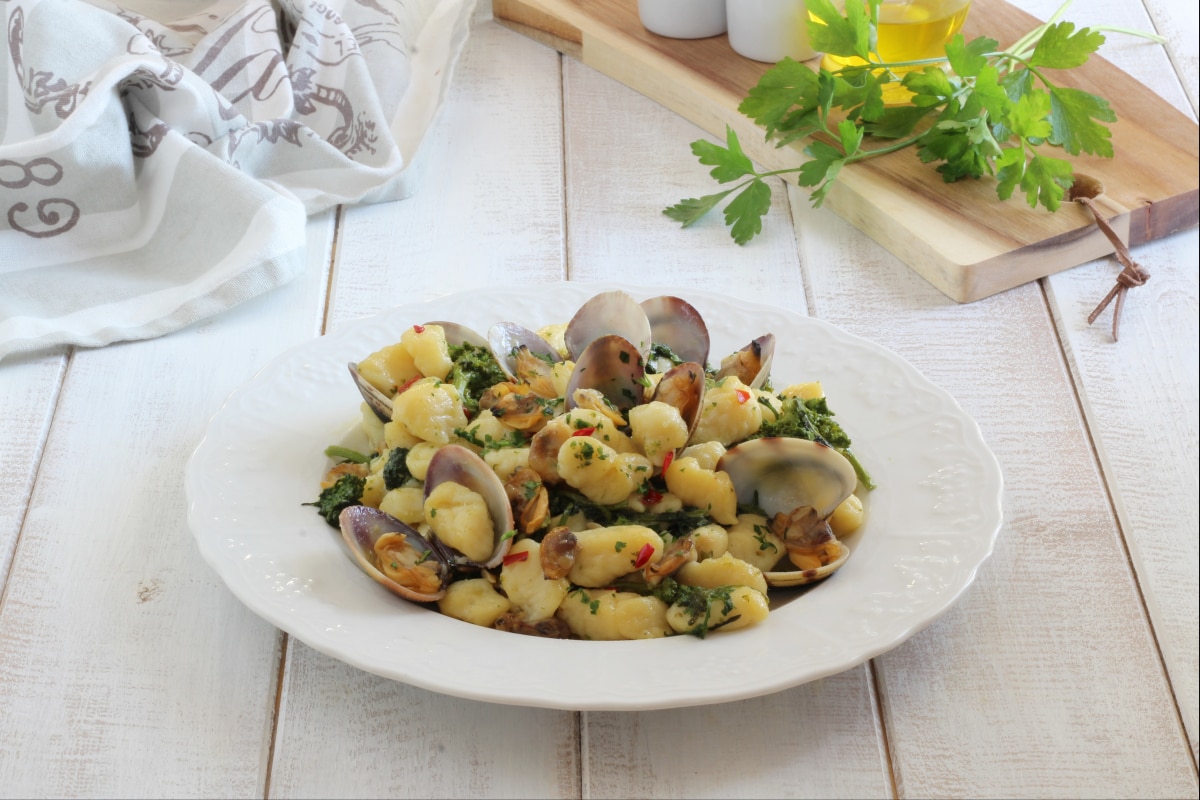 Gnocchi mit Venusmuscheln und Rübstiel