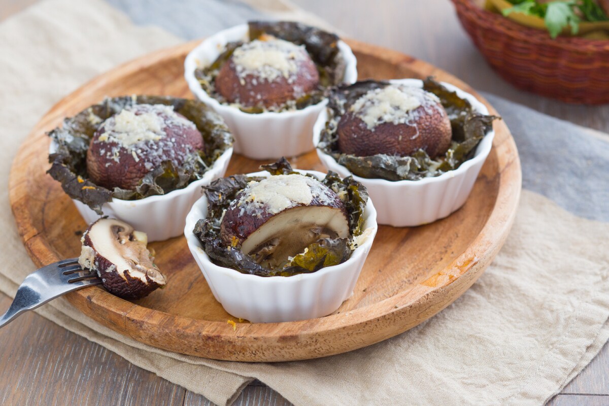 Weinblattkörbchen mit Steinpilzen und Grana Padano