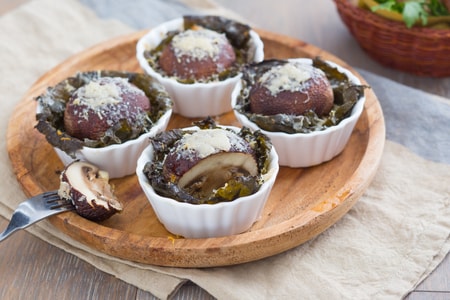 Weinblattkörbchen mit Steinpilzen und Grana Padano