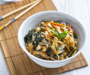 Nudeln mit Garnelen und Gemüse