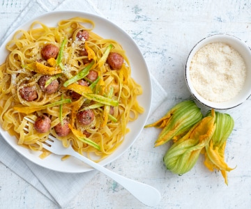 Tagliatelle mit Hackbällchen und Zucchiniblüten