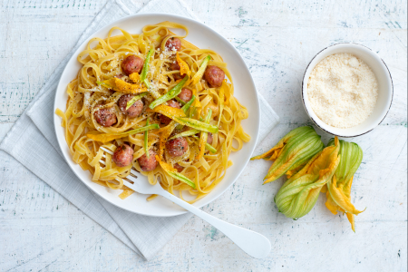Tagliatelle mit Hackbällchen und Zucchiniblüten