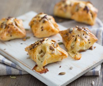 Taschen mit Linsen, Wurst und Käse