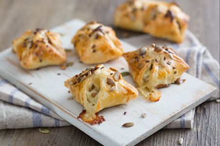 Taschen mit Linsen, Wurst und Käse