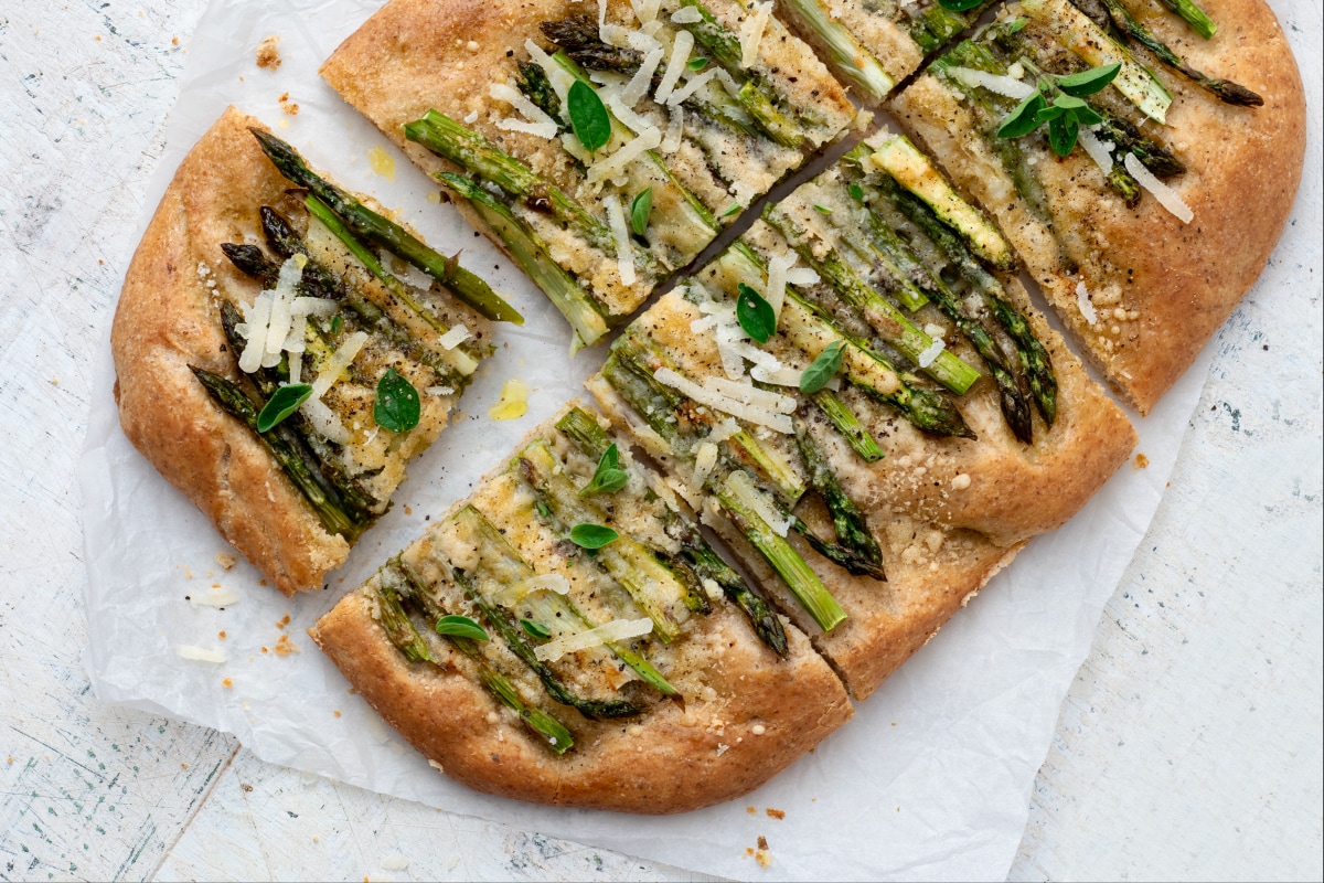 Vollkornfladenbrot mit Spargel und Grana