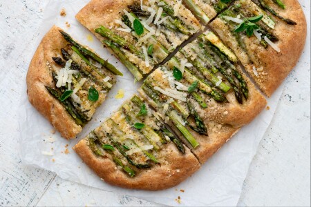 Vollkornfladenbrot mit Spargel und Grana
