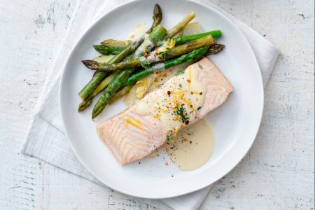 Lachsstücke mit Spargel und Sahne