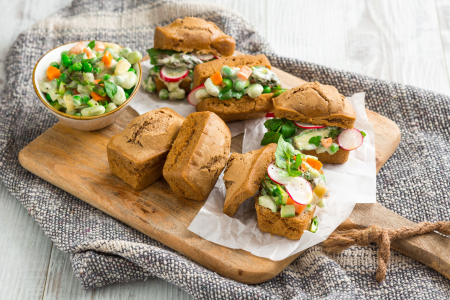 Bierbrötchen mit Frühlings-Russischem Salat