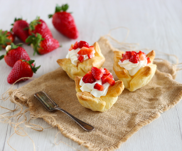 Körbchen mit Sahne und Erdbeeren