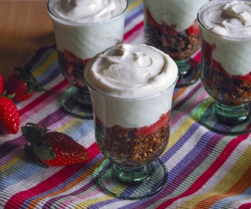 Haselnuss-Crumble mit Erdbeeren in Rum