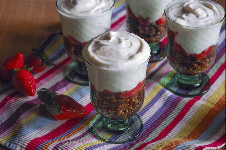 Haselnuss-Crumble mit Erdbeeren in Rum