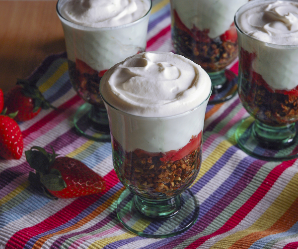 Haselnuss-Crumble mit Erdbeeren in Rum