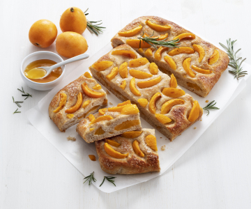 Fladenbrot mit Mispeln und Rosmarin