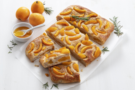 Fladenbrot mit Mispeln und Rosmarin