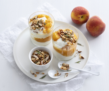 Gläser mit Aprikosen und Robiola