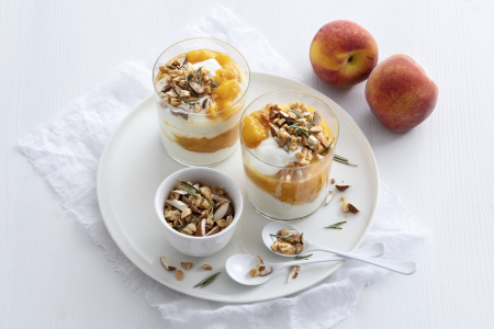 Gläser mit Aprikosen und Robiola