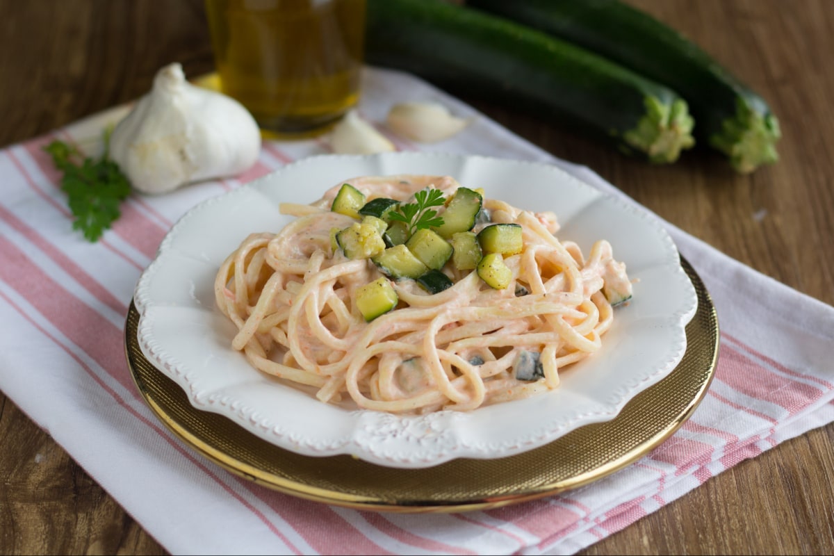 Pasta mit Lachscreme und Zucchini