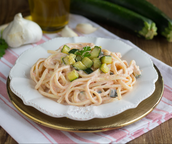 Pasta mit Lachscreme und Zucchini