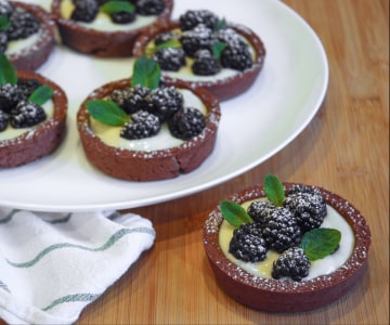 Kakaotartelettes mit Creme und Brombeeren