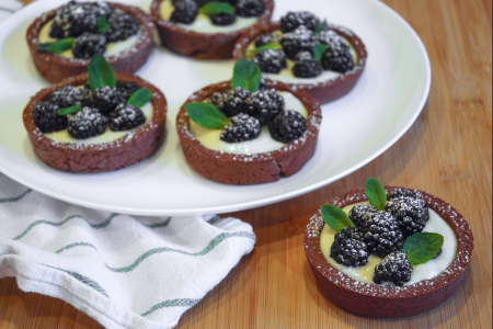 Kakaotartelettes mit Creme und Brombeeren