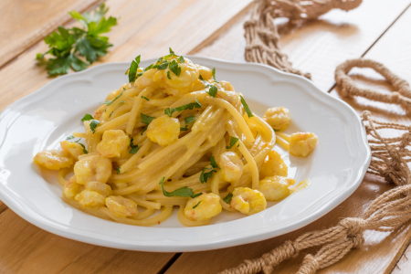 Spaghetti mit Garnelen, Stracchino und Safran