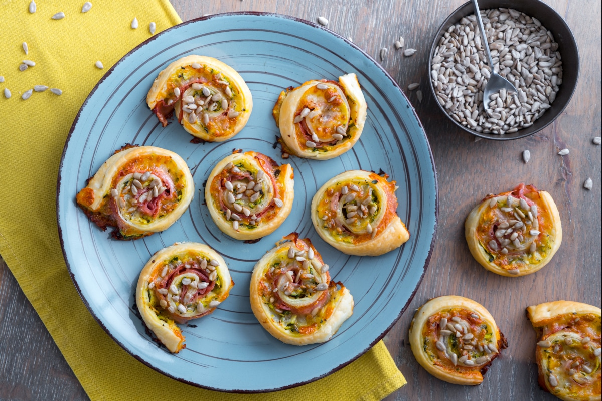 Blätterteigröllchen mit Zucchini und Schinken