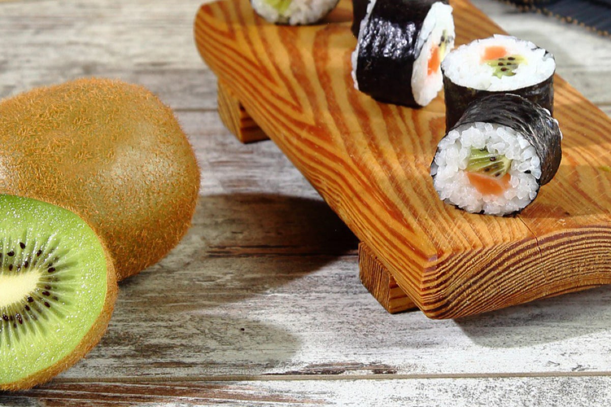 Maki mit Kiwi und Lachs