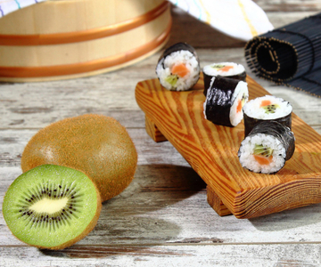 Maki mit Kiwi und Lachs