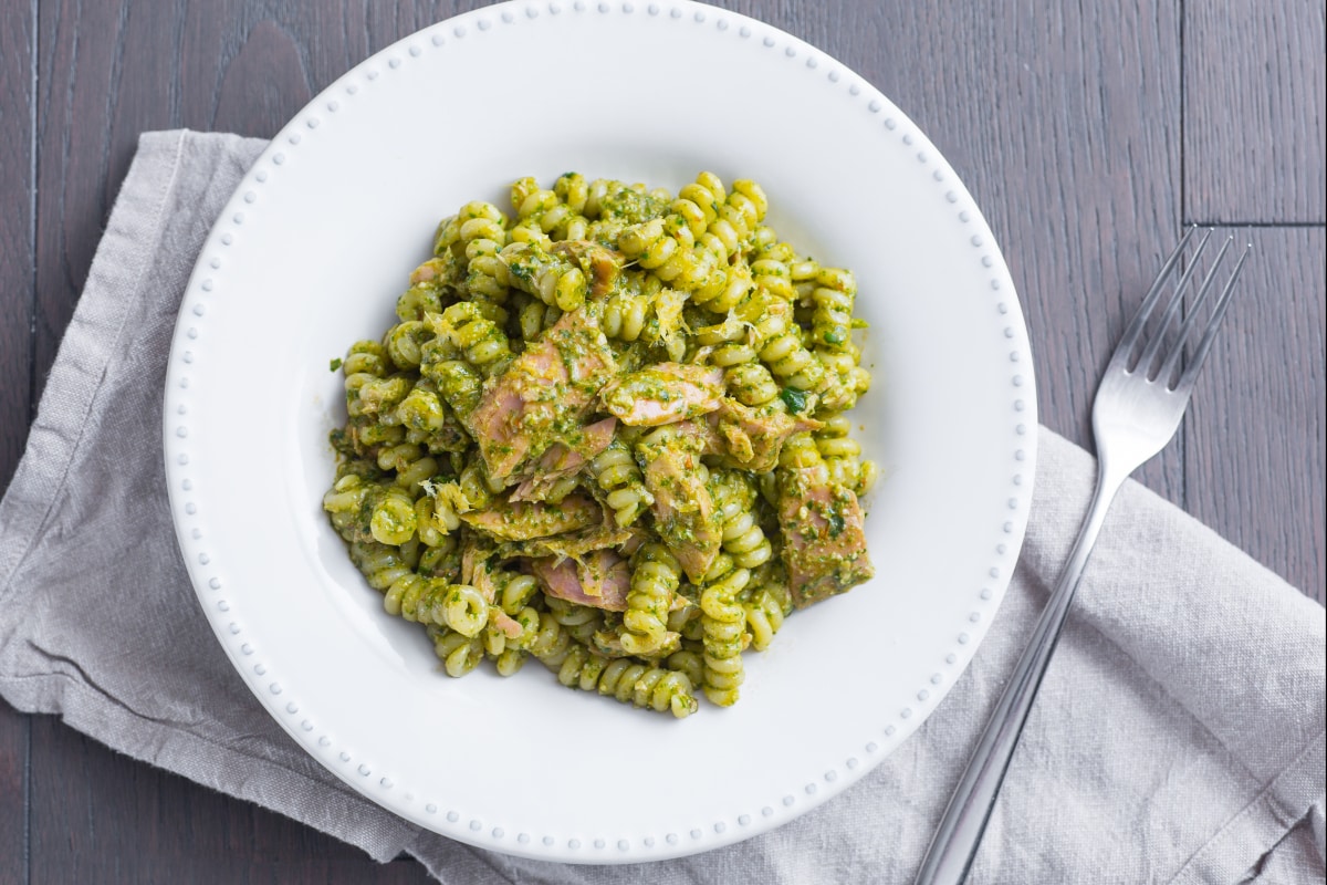 Pasta mit Rucola-Pesto und Thunfisch