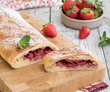 Strudel mit Vanillecreme und Erdbeeren