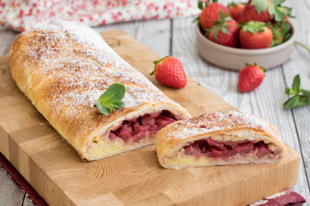 Strudel mit Vanillecreme und Erdbeeren