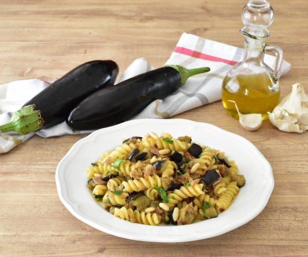Pasta mit Thunfisch und Auberginen