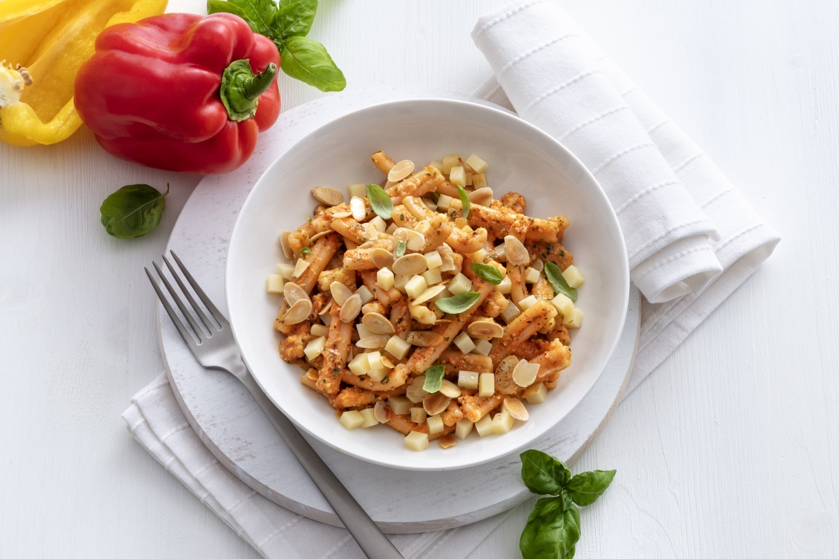 Kalte Pasta mit Paprikapesto und Caciocavallo