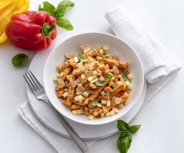 Kalte Pasta mit Paprikapesto und Caciocavallo