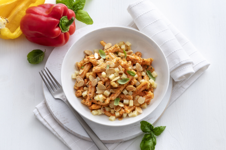 Kalte Pasta mit Paprikapesto und Caciocavallo