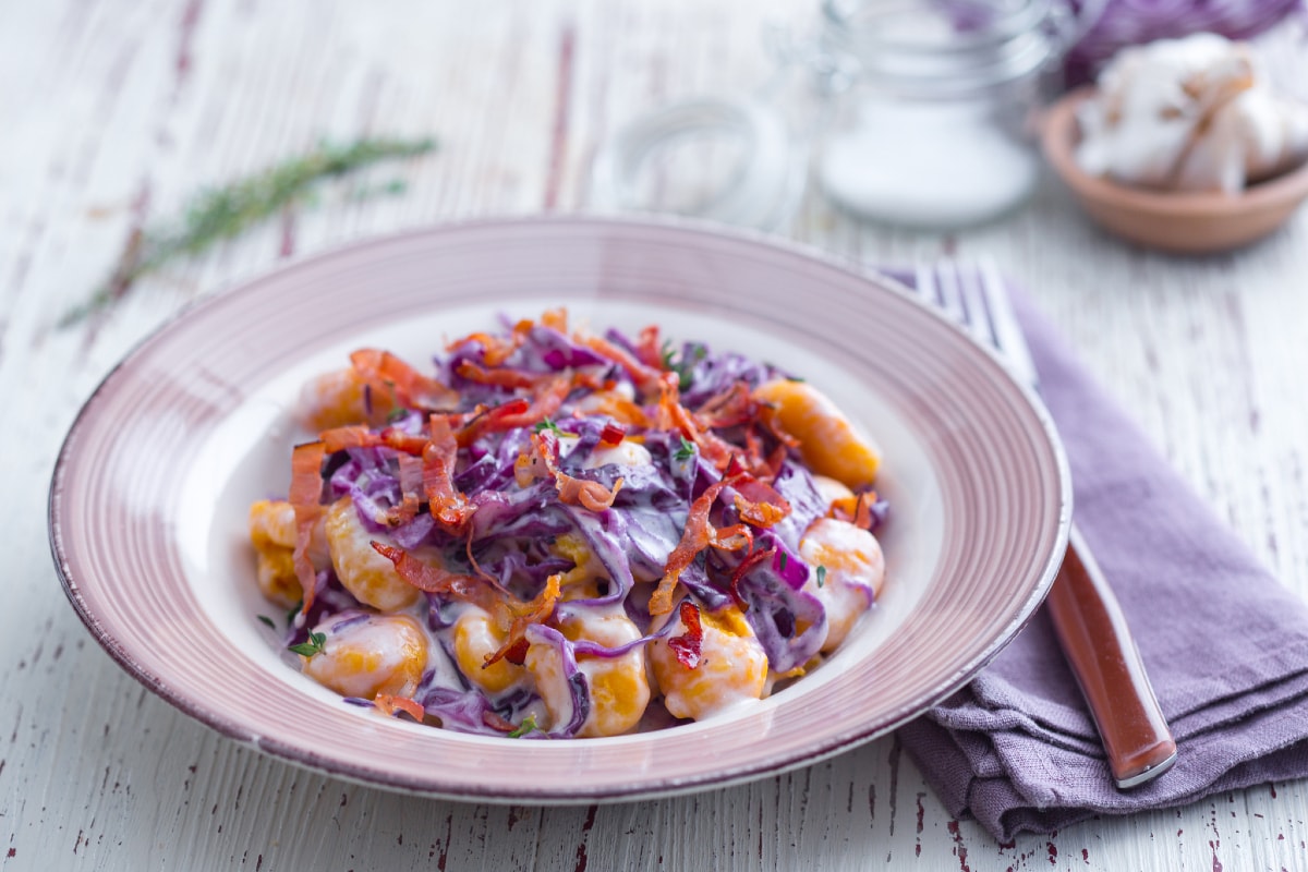 Kürbisgnocchi mit Grana Padano, Rotkohl und Speck
