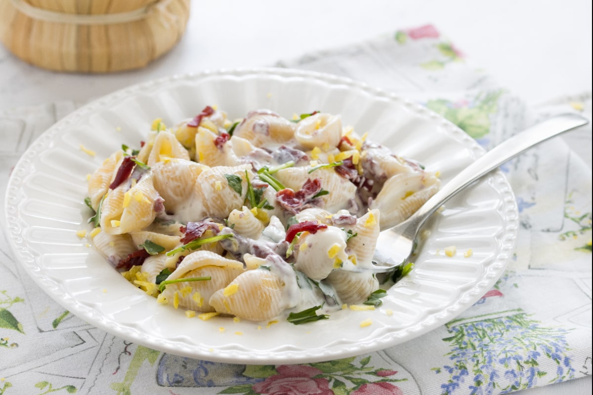 Schnelle Pasta mit Robiola und Bresaola