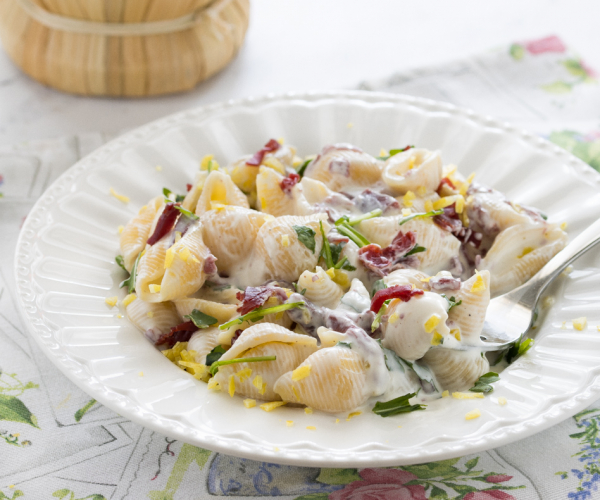 Schnelle Pasta mit Robiola und Bresaola
