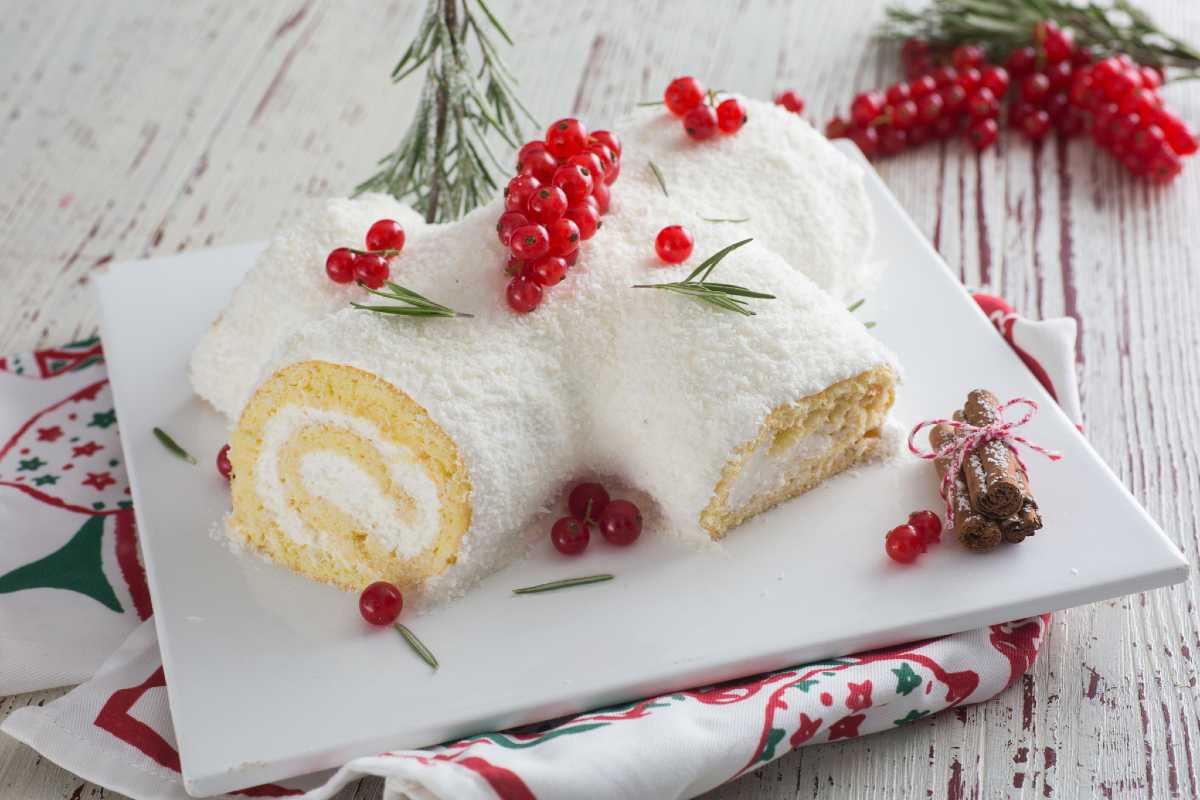 Verschneiter Weihnachtsbaumstamm