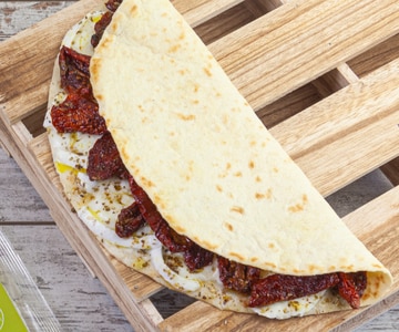 Piadina mit getrockneten Tomaten und Büffelmozzarella