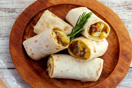 Piadina Wurst und Kartoffeln