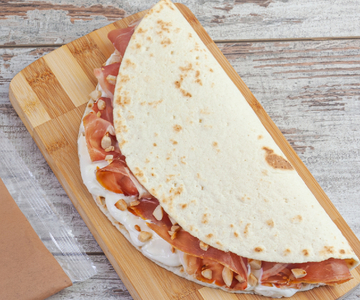 Piadina mit rohem Schinken und Mascarpone