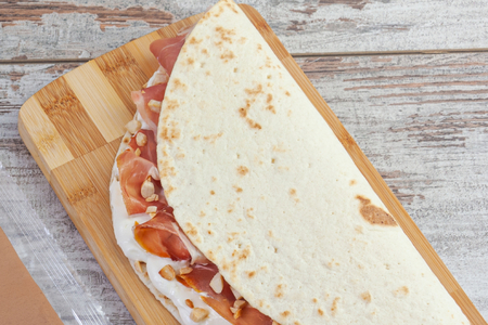 Piadina mit rohem Schinken und Mascarpone