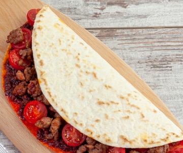 Piadina mit 'nduja, Wurst und Kirschtomaten