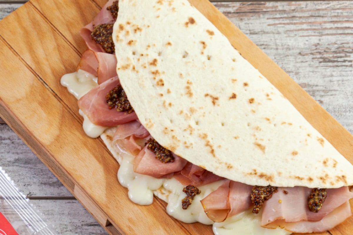 Piadina mit Schinken und Scamorza