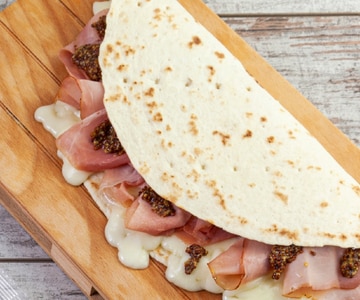 Piadina mit Schinken und Scamorza