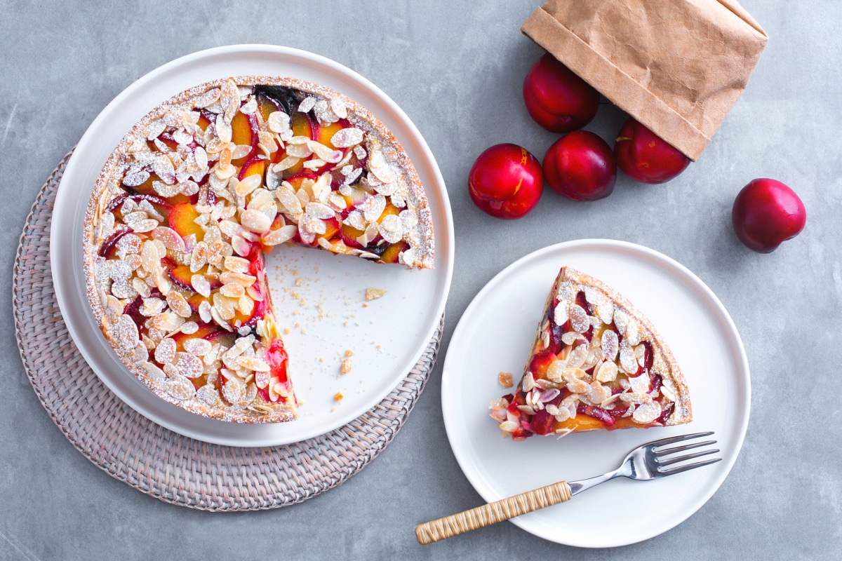 Tarte mit Creme und Pflaumen