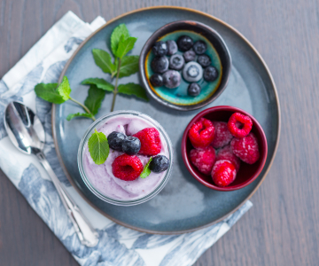 Eis ohne Eismaschine mit Waldbeeren